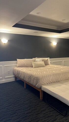 ELITE SUITES  5 BEDROOM RETREAT