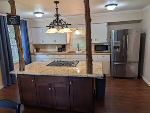 Fridge, microwave, oven, coffee/tea maker - Cozy Cottage Cabin #1 (Bull Shoals)
