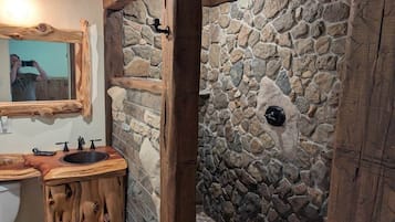 Douche, serviettes fournies, savon, papier toilette