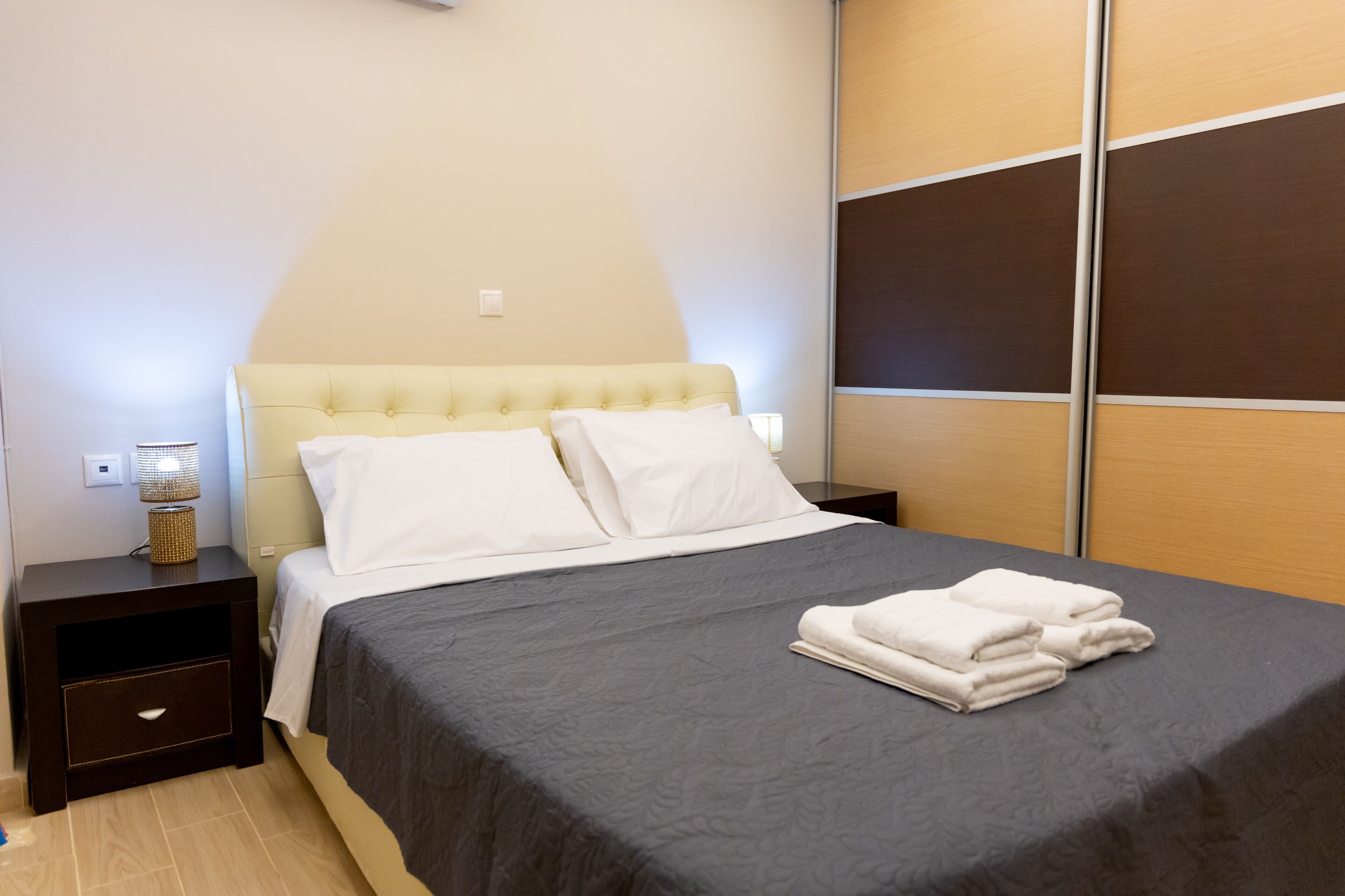 4 bedrooms, iron/ironing board, internet, bed sheets