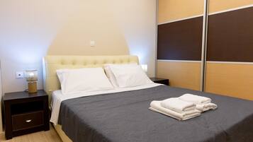 4 bedrooms, iron/ironing board, internet, bed sheets