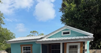 Cozy 1-bedroom cottage in peaceful New Smyrna Beach, restful, travel nurse ok