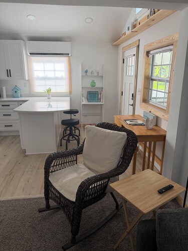 Cozy 1-bedroom cottage in peaceful New Smyrna Beach with AC, restful stay
