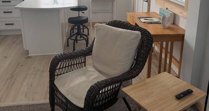 Cozy 1-bedroom cottage in peaceful New Smyrna Beach with AC, restful stay
