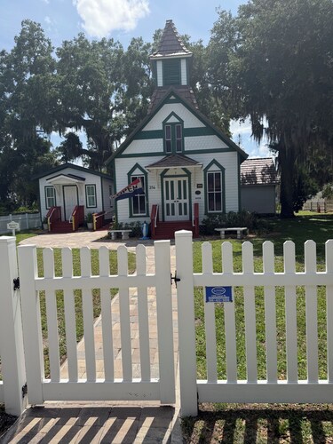 Cozy 1-bedroom cottage in peaceful New Smyrna Beach with AC, restful stay