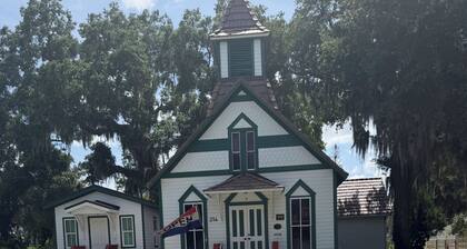Cozy 1-bedroom cottage in peaceful New Smyrna Beach with AC, restful stay