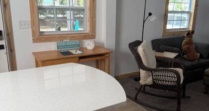 Cozy 1-bedroom cottage in peaceful New Smyrna Beach, restful, can sleep 4