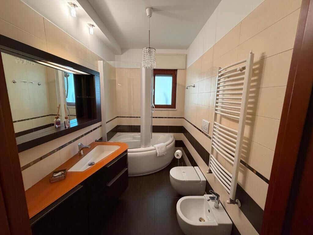 Asciugacapelli, bidet, asciugamani, sapone