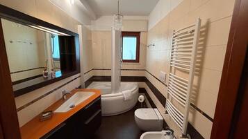 Asciugacapelli, bidet, asciugamani, sapone