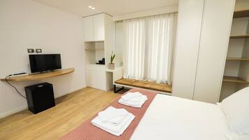 In-room safe, laptop workspace, blackout drapes, iron/ironing board