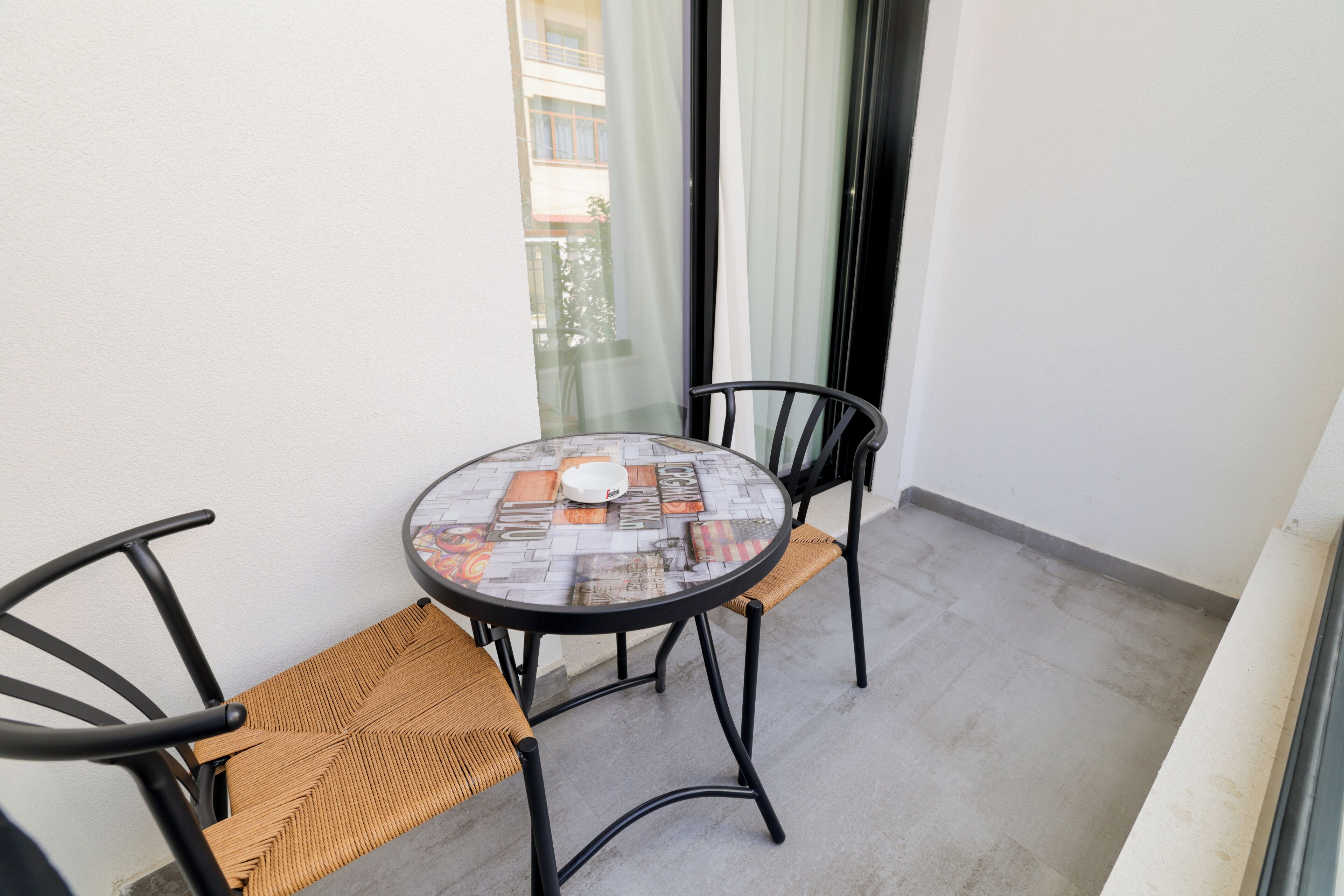Superior tweepersoonskamer, balkon, uitzicht op binnenplaats | Buiten dineren