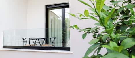 Superior-Doppelzimmer, Balkon, Blick auf den Innenhof | Speisen im Freien