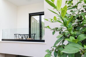 Quarto casal superior, sacada, vista para o pátio | Opções para refeição ao ar livre