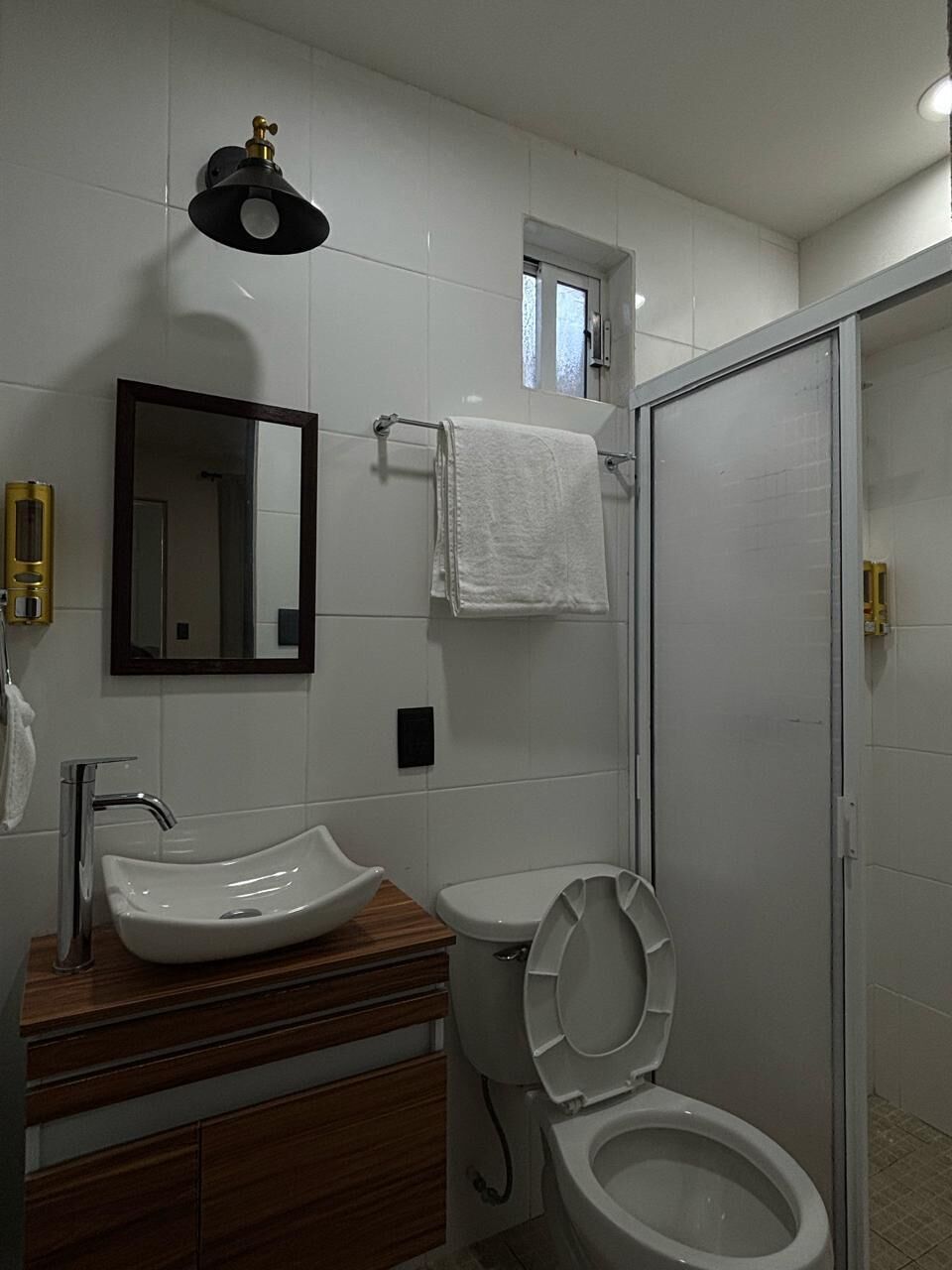 Standard Room | Bathroom | Towels, soap, shampoo, toilet paper