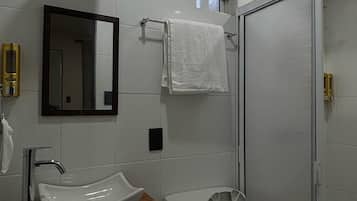 Standard Room | Bathroom | Towels, soap, shampoo, toilet paper