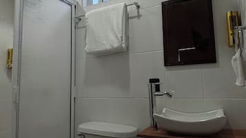 Habitación doble | Baño | Toallas, jabón, champú y papel higiénico