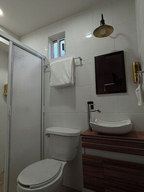 Tweepersoonskamer | Badkamer | Handdoeken, zeep, shampoo, toiletpapier