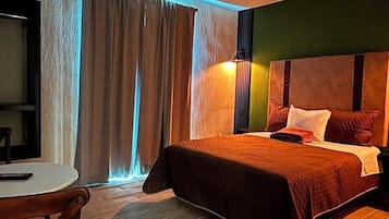 Habitación Premium | Espacio para trabajar con un portátil y cortinas opacas