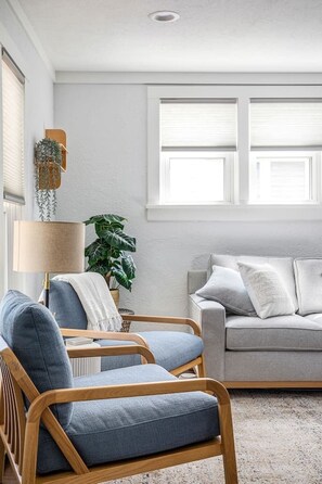 A living room with a sofa, two armchairs, a lamp, and a plant. - Frankfort In-Town Getaway (Frankfort)