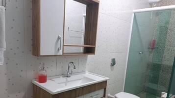 Suite Familiale | Salle de bain | Douche, sèche-cheveux, serviettes fournies, papier toilette