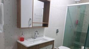 Suite familiar | Baño | Ducha, secador de pelo, toallas y papel higiénico