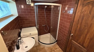 Douche, sĂšche-cheveux, serviettes fournies, savon
