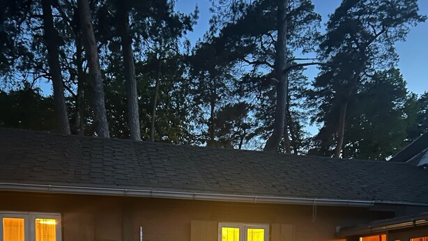 A wooden deck with a table and chairs, a cat, and a house with windows. - Historic Summer cottage in Jurmala (Jūrmala)