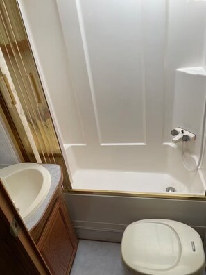 Haartrockner, Handtücher, Seife, Toilettenpapier