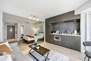 Ein modernes Apartment mit Wohnzimmer, Schlafzimmer und Küche.