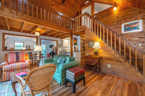 Bee Balm Cottage~Cozy Cottage~Pet-Friendly Retreat~3 Mins to Burnsville