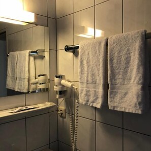 Chuveiro, secador de cabelo, toalhas de banho, sabonete
