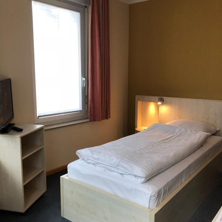 Quarto solteiro | Escrivaninha, Wi-Fi de cortesia