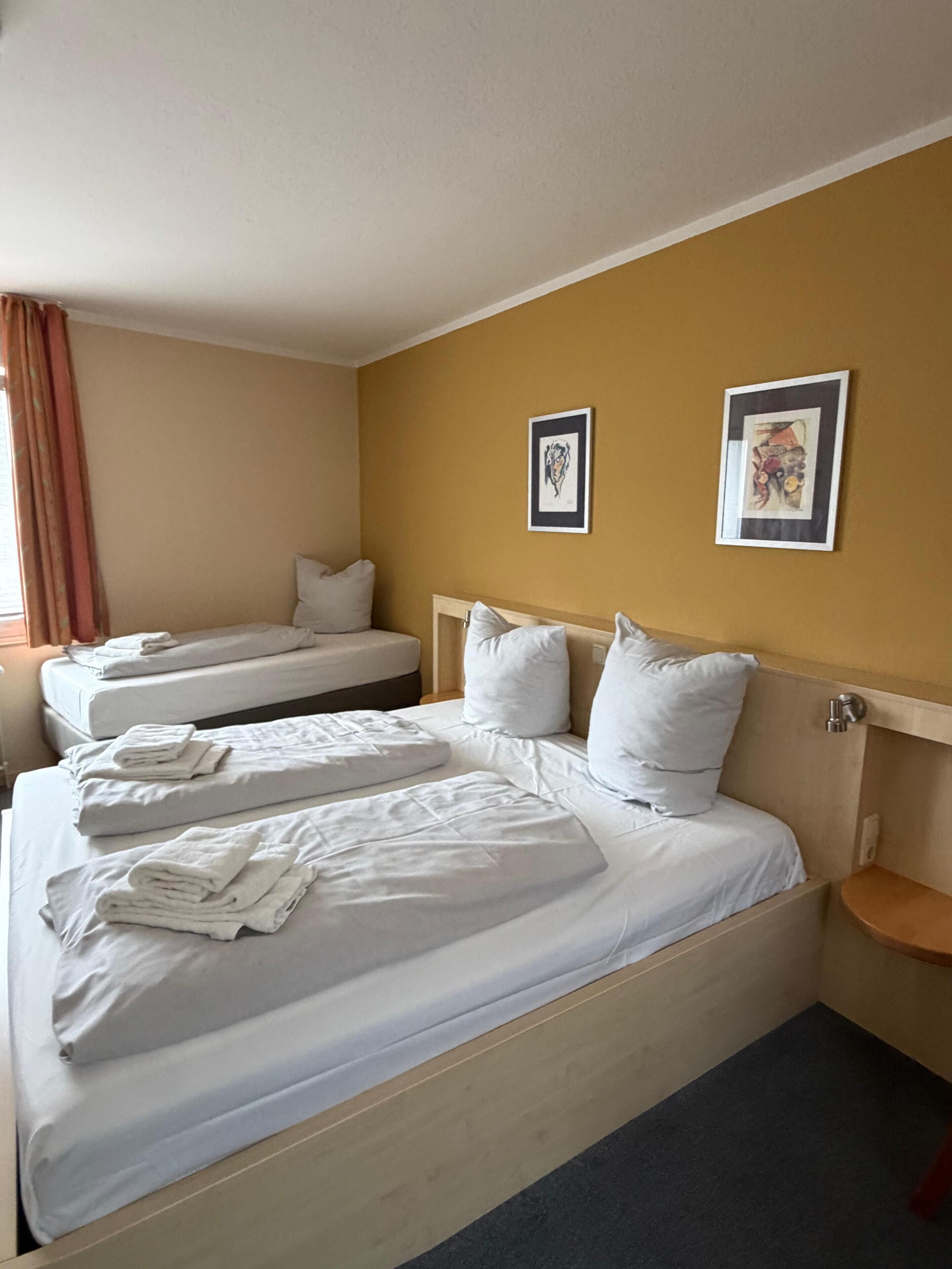 Quarto triplo | Escrivaninha, Wi-Fi de cortesia