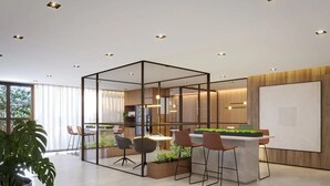 Ein moderner Arbeitsbereich mit Glastrennwand, Barbereich und großem Fenster für natürliches Licht.
