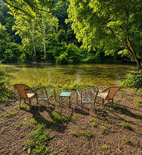 Spacious 6-bedroom house with pool and easy access to Hatfield McCoy Trails