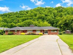 Exterior - Spacious 6-bedroom house with pool and easy access to Hatfield McCoy Trails (Matewan)
