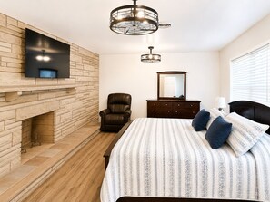 Room - Spacious 6-bedroom house with pool and easy access to Hatfield McCoy Trails (Matewan)