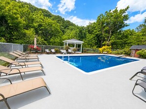 Pool - Spacious 6-bedroom house with pool and easy access to Hatfield McCoy Trails (Matewan)