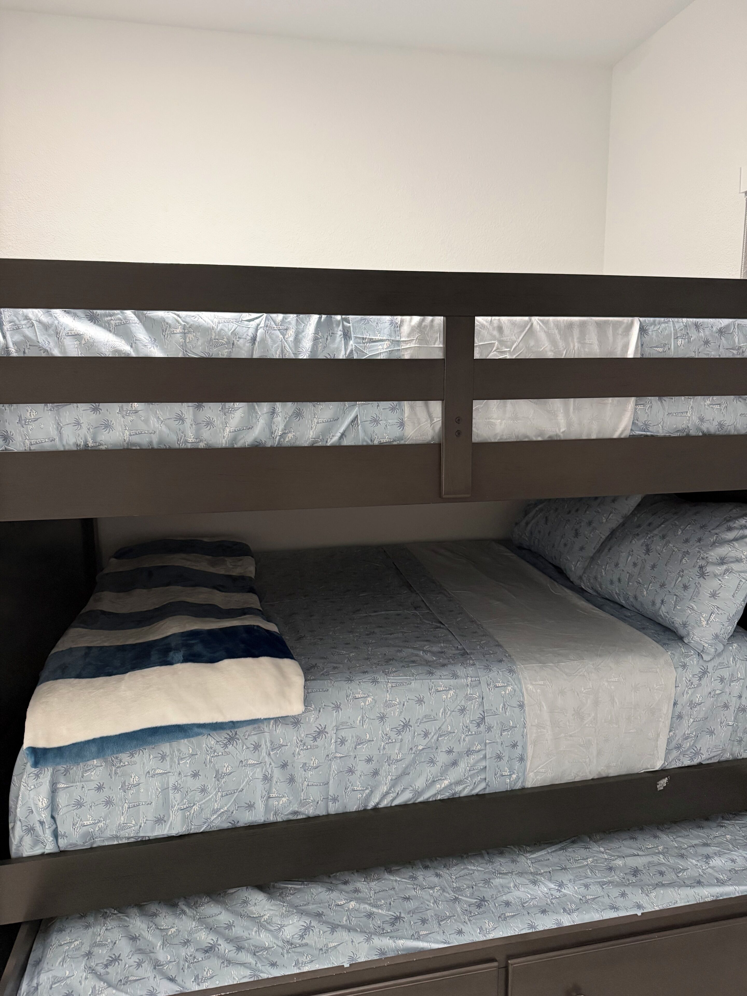 4 habitaciones, tabla de planchar con plancha, wifi y ropa de cama 