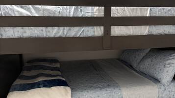 4 habitaciones, tabla de planchar con plancha, wifi y ropa de cama