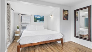 Iron/ironing board, WiFi, bed sheets - 1/2 mile to down town-AC-gameroom-MT view-10 mins to RMNP entrance-fire place (Estes Park)