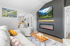 Living area - 1/2 mile to down town-AC-gameroom-MT view-10 mins to RMNP entrance-fire place (Estes Park)