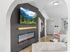 Living area - 1/2 mile to down town-AC-gameroom-MT view-10 mins to RMNP entrance-fire place (Estes Park)