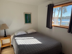 3 bedrooms, free WiFi, bed sheets - Spacious Two-Story, 3 Bedroom Lakefront Cabin w/ Deck & Stunning Views (Republic)