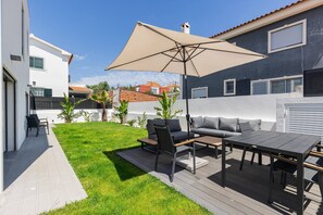 Outdoor dining - Poolside Oasis by Caparica Beach (Almada)