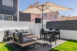 Outdoor dining - Poolside Oasis by Caparica Beach (Almada)