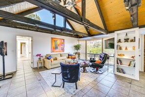 A spacious living room with a high ceiling, a sofa, two armchairs, a coffee table, and a bookshelf. - Sedona Wellness Retreat Near Trails & Downtown (Sedona)