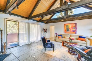 A spacious living room with a high ceiling, a sofa set, a coffee table, and a fireplace. - Sedona Wellness Retreat Near Trails & Downtown (Sedona)