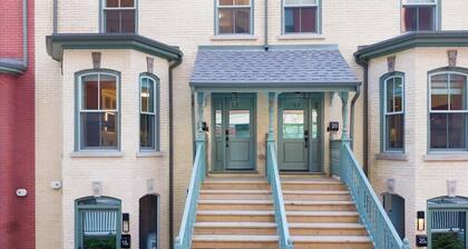 Boutique Townhouse • 3BR • Sleeps 7 • Free Parking