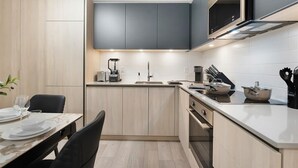 Coffee/tea maker, fridge, microwave, oven - 1BR Boutique Lower Suite • Sleeps 4 • Free Parking (Toronto)